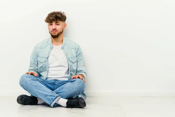 Jovem Marroquino Sentado Chão Isolado Fundo Branco Triste Rosto Sério — Fotografia de Stock