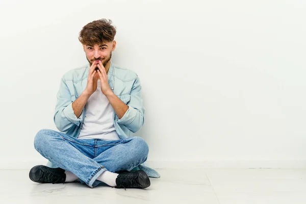 Ung Marockansk Man Sitter Golvet Isolerad Vit Bakgrund Gör Upp — Stockfoto