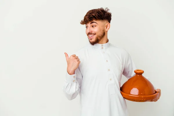 Giovane Marocchino Che Indossa Tipico Costume Arabo Con Tajine Isolato — Foto Stock