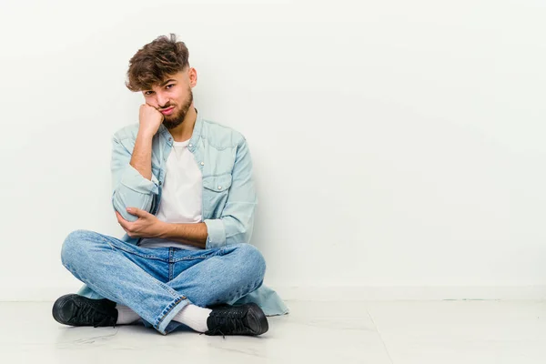 Mladý Maročan Sedí Podlaze Izolované Bílém Pozadí Který Cítí Smutný — Stock fotografie