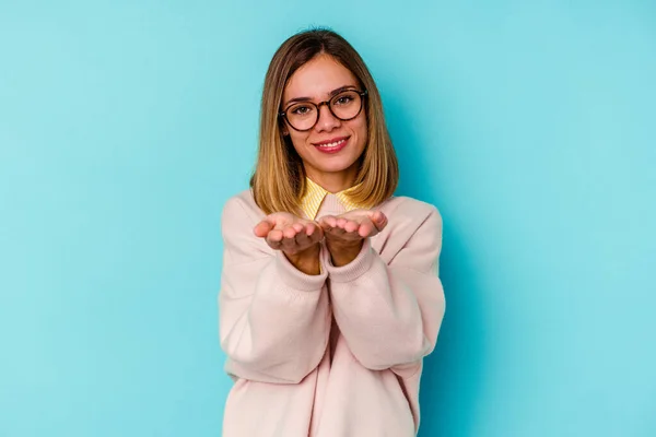 Giovane Studentessa Caucasica Isolato Sfondo Blu Con Qualcosa Mano Con — Foto Stock