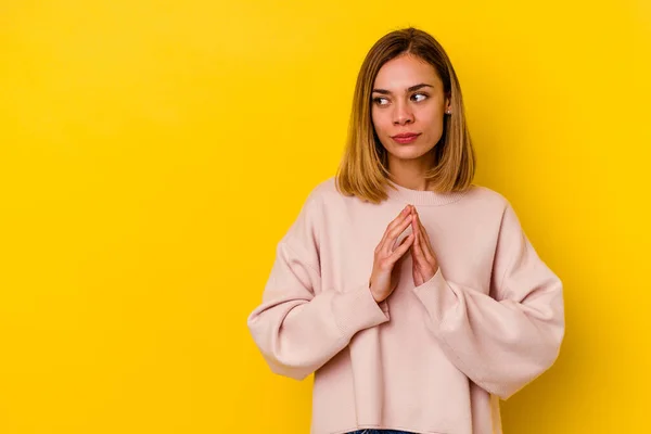 Joven Mujer Flaca Caucásica Aislada Sobre Fondo Amarillo Que Inventa — Foto de Stock