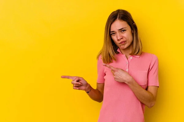 Giovane Donna Caucasica Magra Isolato Sfondo Giallo Scioccato Puntando Con — Foto Stock