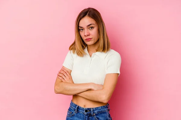 Joven Mujer Caucásica Aislada Sobre Fondo Rosa Sospechosa Incierta Examinándote —  Fotos de Stock