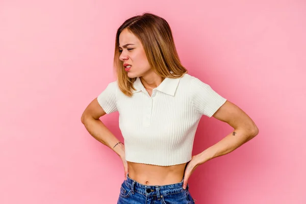 Joven Mujer Caucásica Aislada Sobre Fondo Rosa Sufriendo Dolor Espalda — Foto de Stock