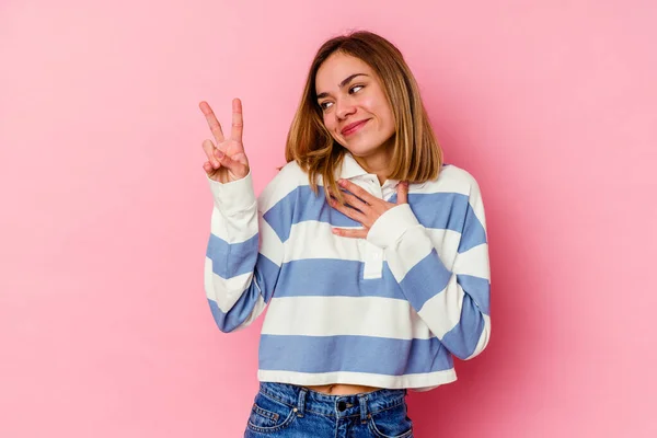 Mujer Joven Caucásica Aislada Sobre Fondo Rosa Haciendo Juramento Poniendo —  Fotos de Stock