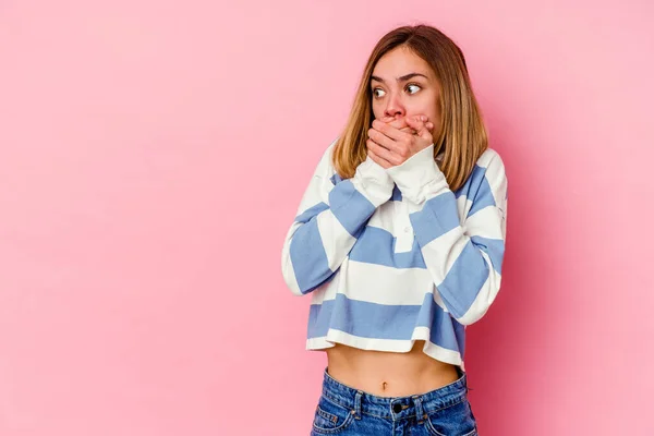 Ung Kaukasisk Kvinna Isolerad Rosa Bakgrund Tankeväckande Ser Till Kopia — Stockfoto