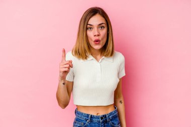 Pembe arka planda soyutlanmış beyaz bir kadının bir fikri var, ilham verici bir kavram..