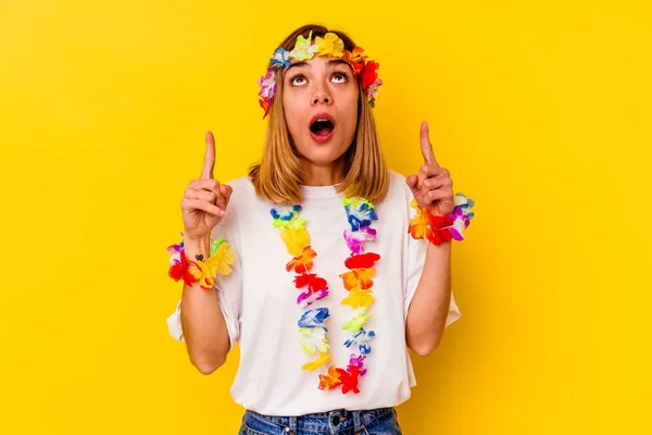 Young Caucasian Woman Celebrating Hawaiian Party Isolated Yellow Background Pointing — ストック写真