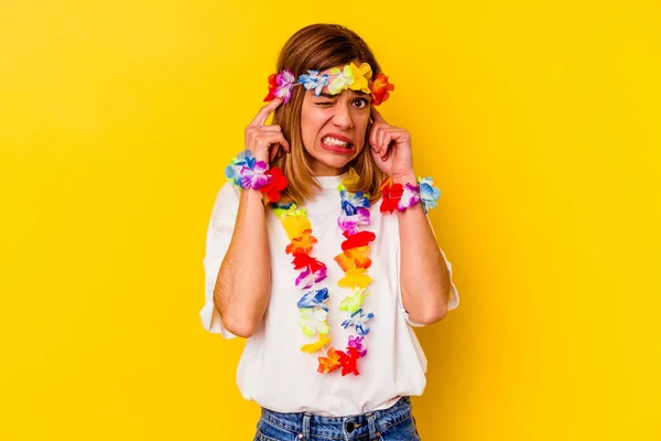 Young Caucasian Woman Celebrating Hawaiian Party Isolated Yellow Background Covering — ストック写真