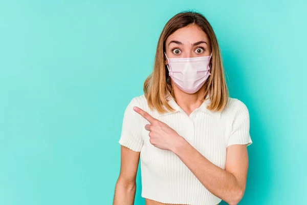 Giovane Donna Che Indossa Una Maschera Virus Isolato Sfondo Blu — Foto Stock