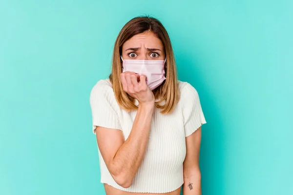 Giovane Donna Con Una Maschera Virus Isolato Sfondo Blu Mordere — Foto Stock