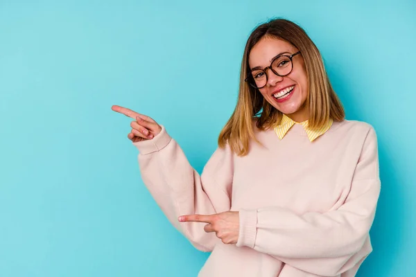 Giovane Studente Donna Caucasica Isolato Sfondo Blu Eccitato Indicando Con — Foto Stock