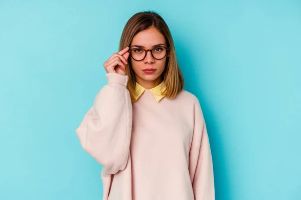 Ung Student Kaukasiska Kvinna Isolerad Blå Bakgrund Pekar Tempel Med — Stockfoto