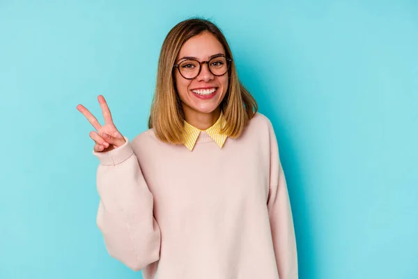 Giovane Studentessa Caucasica Isolato Sfondo Blu Mostrando Segno Vittoria Sorridente — Foto Stock