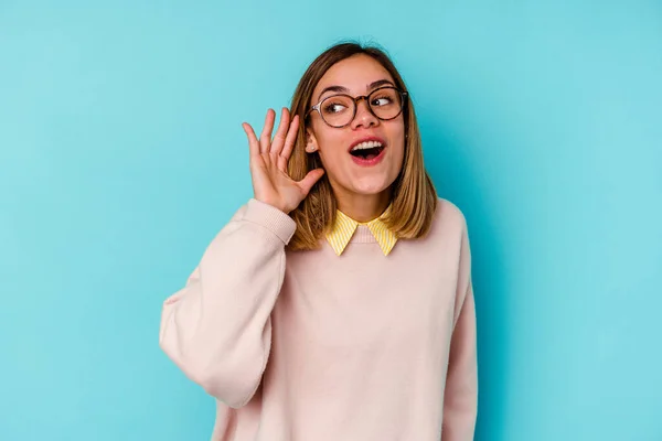 Ung Student Kaukasisk Kvinna Isolerad Blå Bakgrund Försöker Lyssna Ett — Stockfoto