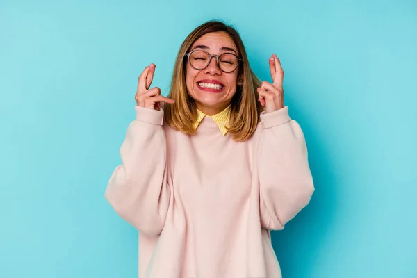 Young Student Caucasian Woman Isolated Blue Background Crossing Fingers Having — Stock Photo, Image