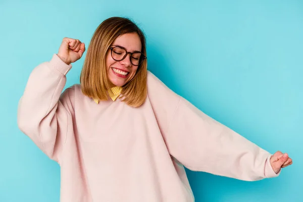 Joven Estudiante Caucásica Mujer Aislada Sobre Fondo Azul Bailando Divertirse —  Fotos de Stock