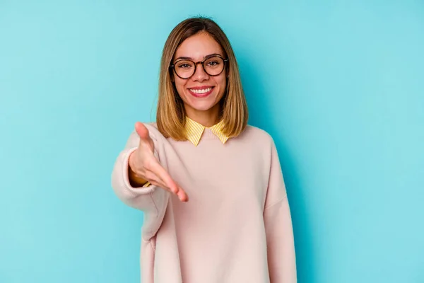 Giovane Studentessa Caucasica Donna Isolato Sfondo Blu Allungamento Mano Macchina — Foto Stock