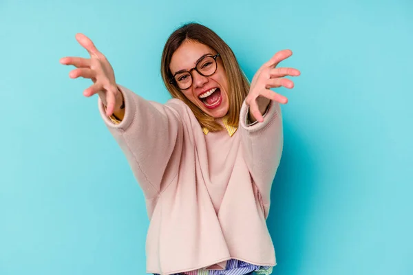 Giovane Studentessa Caucasica Donna Isolato Sfondo Blu Sente Fiducioso Dando — Foto Stock