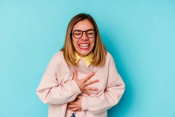 Giovane Studentessa Caucasica Donna Isolata Sfondo Blu Ride Felicemente Diverte — Foto Stock