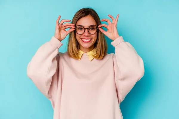 Joven Estudiante Caucásica Mujer Aislada Sobre Fondo Azul Mostrando Signo —  Fotos de Stock