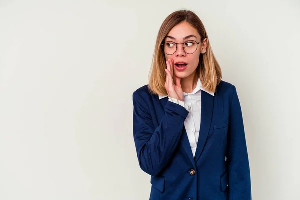 Jonge Blanke Zakenvrouw Geïsoleerd Witte Achtergrond Zegt Een Geheim Warm — Stockfoto