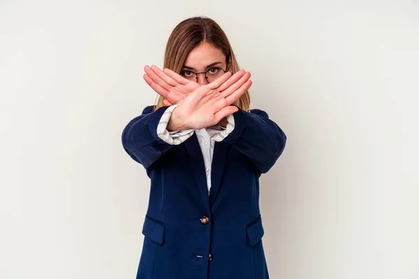 Giovane Donna Caucasica Affari Isolato Sfondo Bianco Facendo Gesto Negazione — Foto Stock