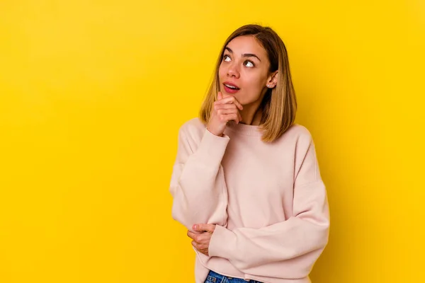 Joven Mujer Flaca Caucásica Aislada Sobre Fondo Amarillo Relajado Pensando —  Fotos de Stock