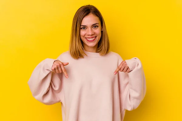 Jonge Blanke Magere Vrouw Geïsoleerd Gele Achtergrond Punten Naar Beneden — Stockfoto