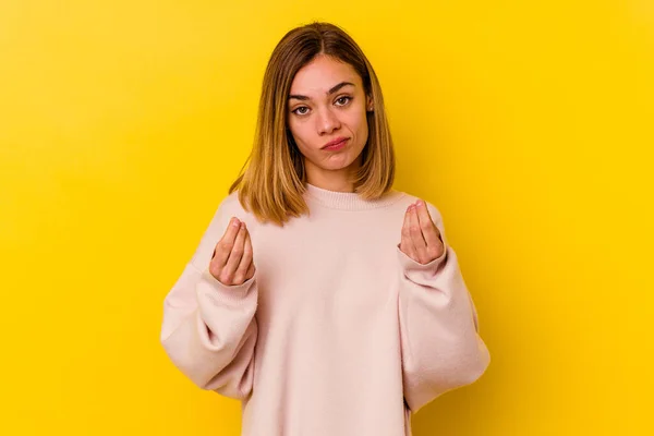 Jonge Kaukasische Mager Vrouw Geïsoleerd Gele Achtergrond Waaruit Blijkt Dat — Stockfoto