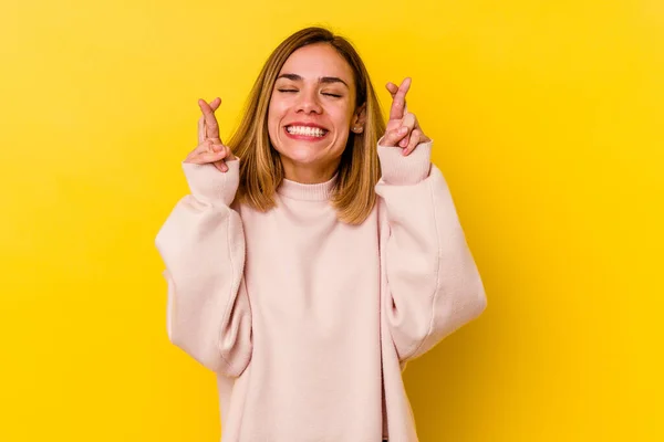 Joven Mujer Flaca Caucásica Aislada Sobre Fondo Amarillo Cruzando Dedos — Foto de Stock