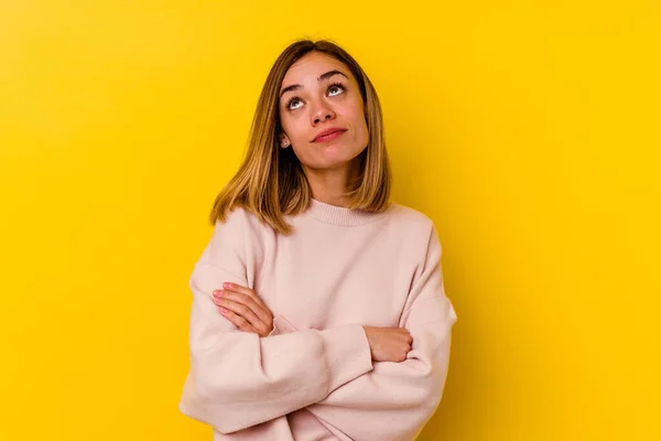 Giovane Donna Magra Caucasica Isolata Sfondo Giallo Sognando Raggiungere Obiettivi — Foto Stock