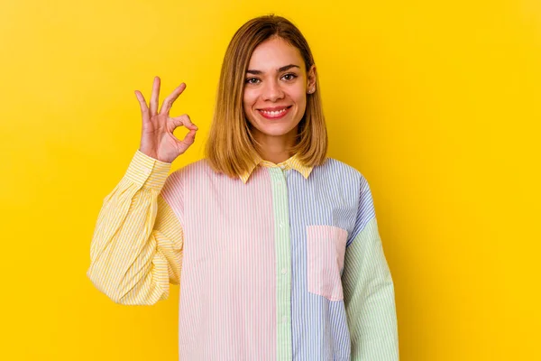 Joven Mujer Flaca Caucásica Aislada Sobre Fondo Amarillo Alegre Confiado —  Fotos de Stock