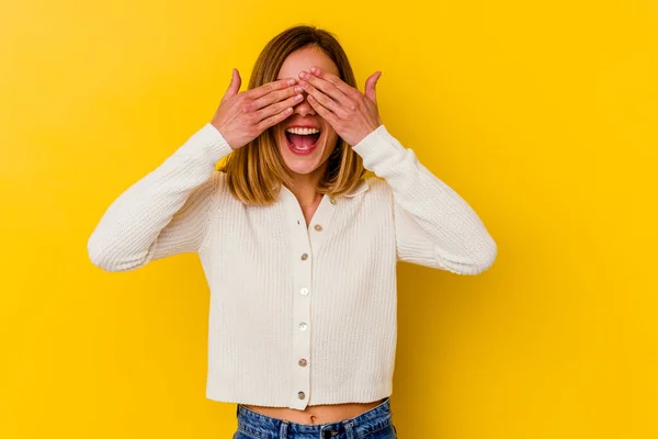 Jonge Blanke Magere Vrouw Geïsoleerd Gele Achtergrond Bedekt Ogen Met — Stockfoto