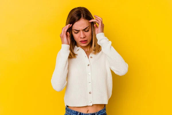 Joven Mujer Flaca Caucásica Aislada Sobre Fondo Amarillo Tocando Las —  Fotos de Stock