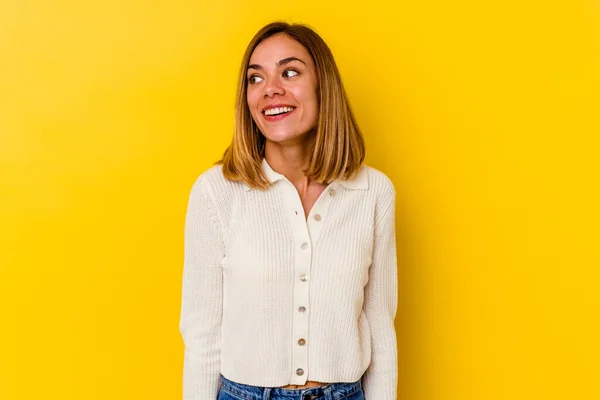 Jovem Caucasiano Magro Mulher Isolado Fundo Amarelo Relaxado Feliz Rindo — Fotografia de Stock