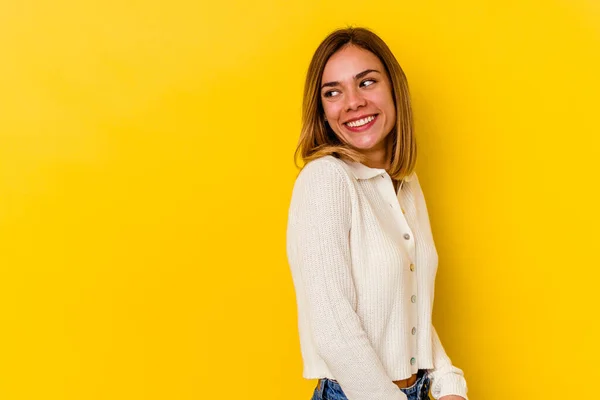 Jovem Caucasiano Magro Mulher Isolada Fundo Amarelo Sorrindo Confiante Com — Fotografia de Stock