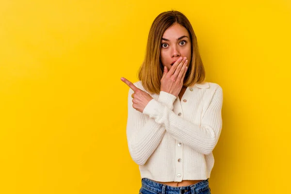 Mujer Flaca Caucásica Joven Aislada Sobre Fondo Amarillo Apuntando Hacia —  Fotos de Stock