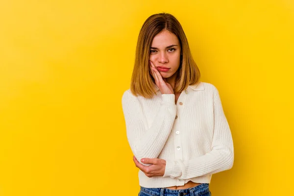 Mujer Flaca Caucásica Joven Aislada Sobre Fondo Amarillo Que Siente —  Fotos de Stock