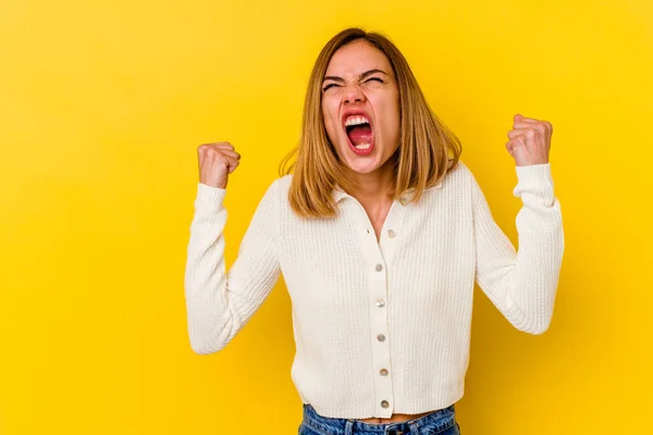 Jonge Kaukasische Mager Vrouw Geïsoleerd Gele Achtergrond Verhogen Vuist Een — Stockfoto