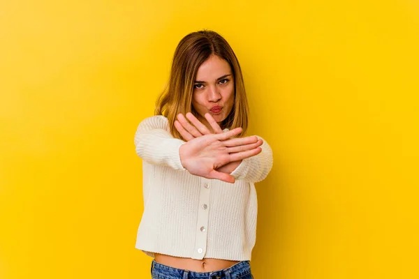 Giovane Donna Caucasica Magra Isolato Sfondo Giallo Piedi Con Mano — Foto Stock