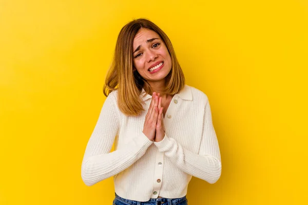 Jovem Caucasiano Magro Mulher Isolado Fundo Amarelo Mãos Dadas Rezar — Fotografia de Stock