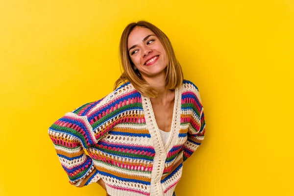 Sarı Arka Planda Izole Edilmiş Genç Beyaz Kadın Mutlu Bir — Stok fotoğraf