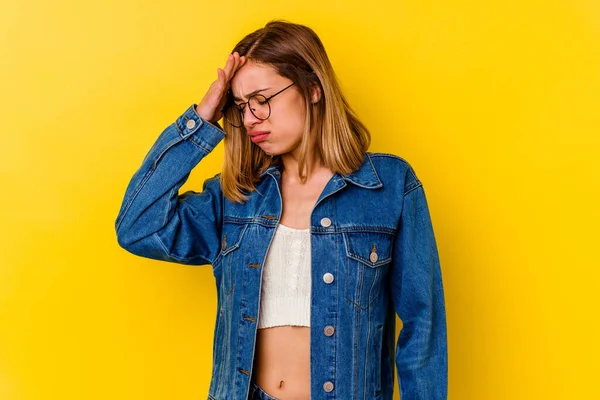 Mulher Magra Caucasiana Jovem Isolado Fundo Amarelo Com Uma Dor — Fotografia de Stock