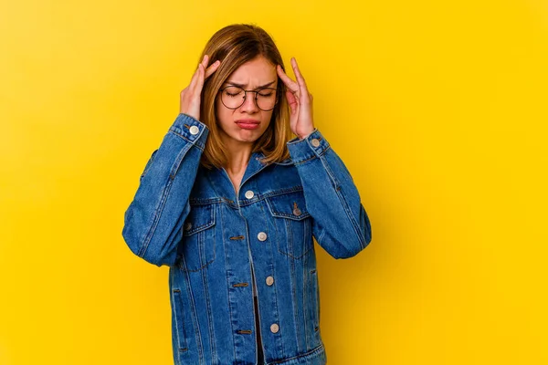 Joven Mujer Flaca Caucásica Aislada Sobre Fondo Amarillo Tocando Las —  Fotos de Stock