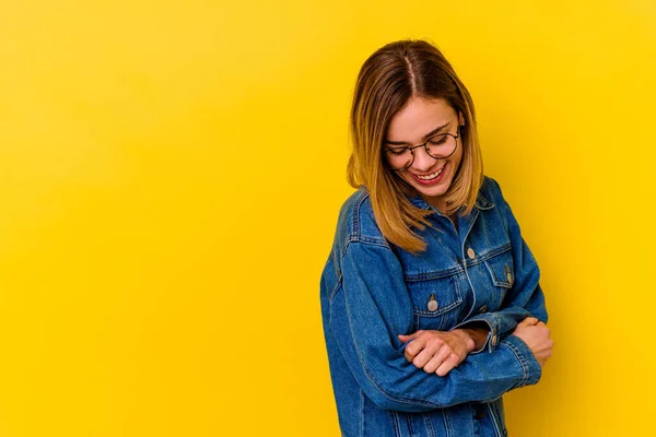 Νεαρή Καυκάσια Αδύνατη Γυναίκα Απομονωμένη Κίτρινο Φόντο Χαμογελώντας Σταυρωμένα Χέρια — Φωτογραφία Αρχείου