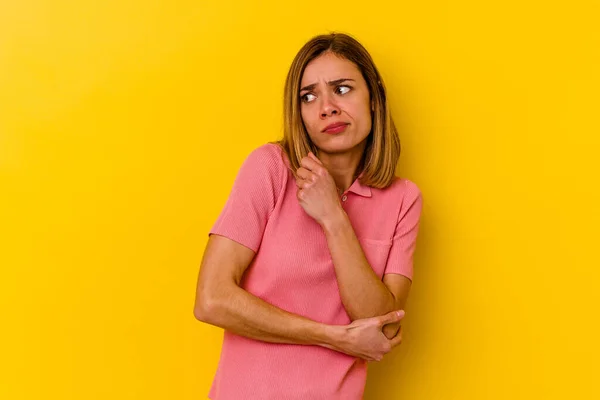 Young Caucasian Skinny Woman Isolated Yellow Background Confused Feels Doubtful — Stock Photo, Image