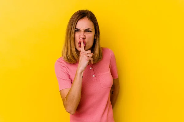 Jovem Caucasiana Magro Mulher Isolada Fundo Amarelo Mantendo Segredo Pedindo — Fotografia de Stock