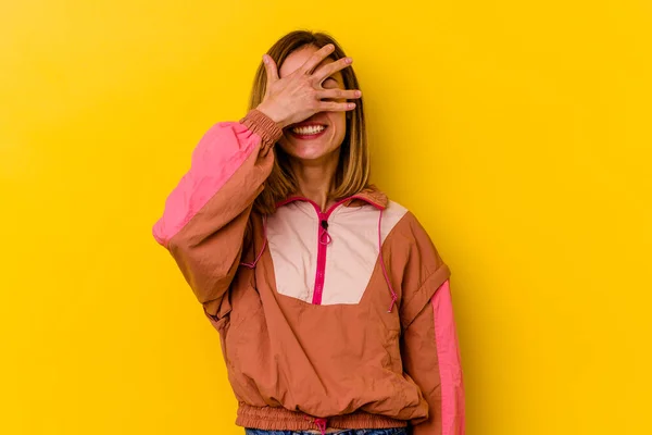 Jovem Caucasiano Magro Mulher Isolado Fundo Amarelo Cobre Olhos Com — Fotografia de Stock